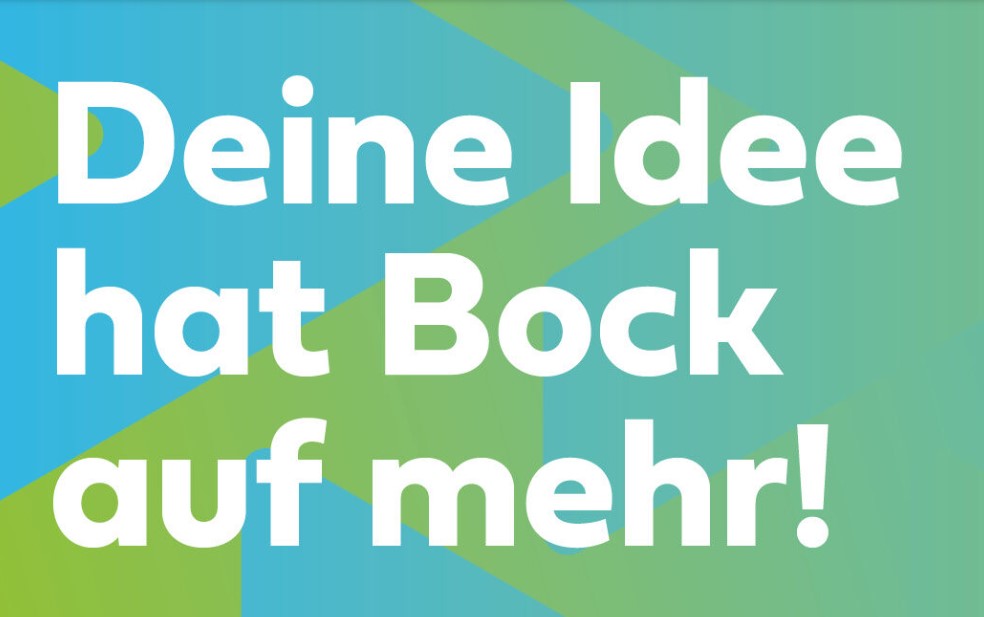 Schriftzug "Deine Idee hat Nock auf mehr" auf grün-blauem Grund